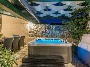 Fotografia z galérie ubytovania Stone Holiday house Zara with jacuzzi v Sukošane