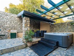 Fotografia z galérie ubytovania Stone Holiday house Zara with jacuzzi v Sukošane
