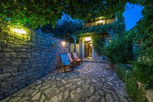 Vonkajšia záhrada v ubytovaní Stone Holiday house Zara with jacuzzi