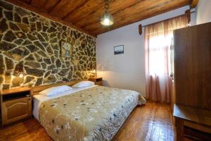 Posteľ alebo postele v izbe v ubytovaní Stone Holiday house Zara with jacuzzi