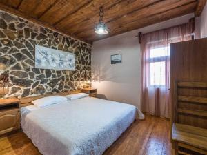 Posteľ alebo postele v izbe v ubytovaní Stone Holiday house Zara with jacuzzi