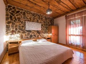 Posteľ alebo postele v izbe v ubytovaní Stone Holiday house Zara with jacuzzi