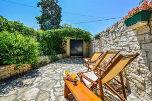 Vonkajšia záhrada v ubytovaní Stone Holiday house Zara with jacuzzi