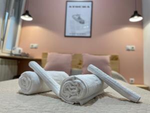 2 rolki ręczników na łóżku w pokoju w obiekcie OPERA ROOMS w Madrycie