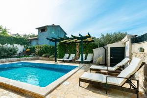 Bazén v ubytovaní Stone Villa Mia with pool alebo v jeho blízkosti