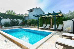 Bazén v ubytovaní Stone Villa Mia with pool alebo v jeho blízkosti
