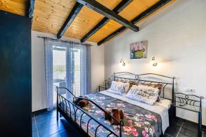 Posteľ alebo postele v izbe v ubytovaní Stone Villa Mia with pool + 31 fotografií