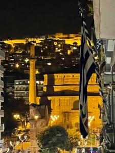 widok na miasto w nocy z flagą w obiekcie Galerius Palace View by Agora Flats w Salonikach