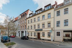 ein Gebäude auf einer Straße mit davor geparkt in der Unterkunft Hotel Alt Görlitz in Görlitz