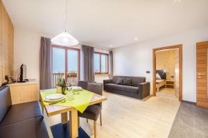 a living room with a table and a couch at Residence Kalchgruberhof Fichte in Ultimo