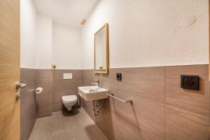 Un baño con lavabo e inodoro en Residence Kalchgruberhof Fichte, en Ultimo 12 fotos más