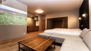 ein Schlafzimmer mit einem Bett und einem Sofa in der Unterkunft Rakuten STAY MOTEL Nikko Kinugawa Standard Room in Nikko