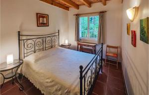 une chambre avec un lit, un bureau et une fenêtre dans l'établissement Awesome Home In Ferrières-Poussarou, à Ferrières-Poussarou 15 autres photos