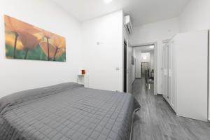 ein Schlafzimmer mit einem Bett und einem Wandgemälde in der Unterkunft Olimpia House in Bologna