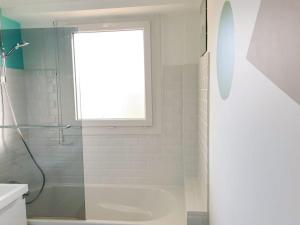 W łazience znajduje się przeszklony prysznic z oknem. w obiekcie Cosy Summer 2CH - Parc Expo - 2 Balcons & stationnement gratuit w mieście Pau