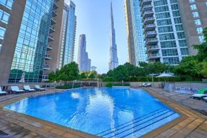 uma grande piscina numa cidade com edifícios altos em Magnificent Luxury 3BR with Amazing Burj & Fountain view em Dubai