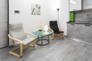 2 sedie e un tavolo in cucina di Olimpia House a Bologna