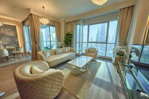 uma sala de estar com um sofá e uma mesa em Magnificent Luxury 3BR with Amazing Burj & Fountain view em Dubai