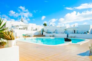 - une piscine en face d'un bâtiment blanc dans l'établissement La Concha Beach apartament, à Arrecife