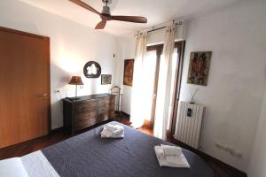 a bedroom with a bed and a ceiling fan at La casa di Sugar. Appartamento intero per 2 in Ancona