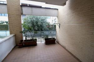 un couloir avec deux plantes en pot sur un mur de briques dans l'établissement La casa di Sugar. Appartamento intero per 2, à Ancône