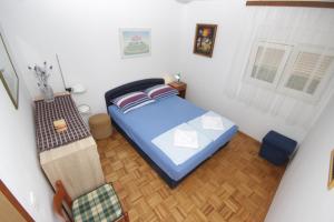 a small bedroom with a bed and a window at Apartment Vesna in Premantura