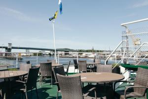 un gruppo di tavoli e sedie su una nave da crociera di Good Morning+ Göteborg City a Göteborg