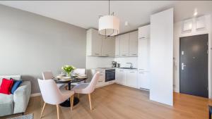 Kuchyňa alebo kuchynka v ubytovaní Apartamenty Sun & Snow Polanki Aqua z basenem