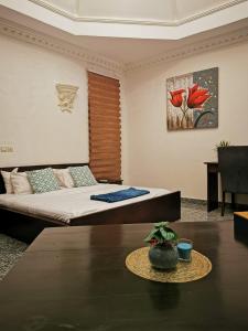 a bedroom with a bed and a table in a room at L'Address in Cotonou