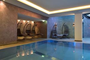 Bazén v ubytování Hotel Latini nebo v jeho okolí