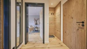 un pasillo con una puerta que conduce a un comedor en Chalet Hirschgold, en Oberstaufen