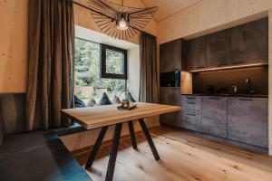 uma cozinha com uma mesa de madeira num quarto em Almliesl UNKE-684 em Unken