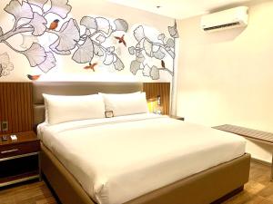 Postel nebo postele na pokoji v ubytování The Henry Hotel Roost Bacolod