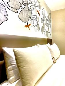 Postel nebo postele na pokoji v ubytování The Henry Hotel Roost Bacolod