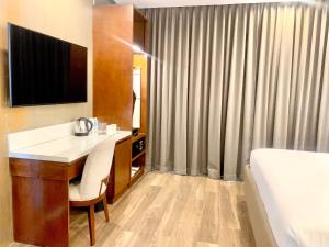 Postel nebo postele na pokoji v ubytování The Henry Hotel Roost Bacolod
