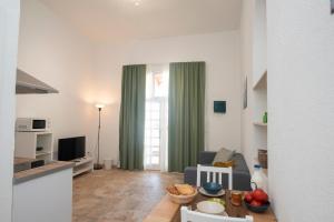 a living room with a couch and a table at Wohnung Aulaga in Agüimes