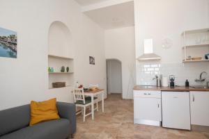 a kitchen and living room with a couch and a table at Wohnung Aulaga in Agüimes