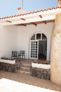 a patio of a house with a table and chairs at Wohnung Aulaga in Agüimes