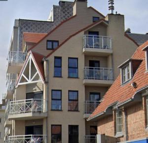 un gran edificio de apartamentos con un gran techo en Nobel, en Middelkerke