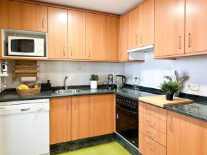 A kitchen or kitchenette at Apto. Tobago, vistas y urbanización de ensueño