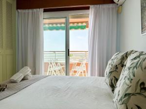 A bed or beds in a room at Apto. Tobago, vistas y urbanización de ensueño Még 36 kép