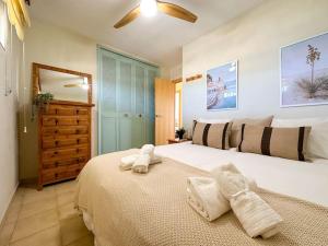 A bed or beds in a room at Apto. Tobago, vistas y urbanización de ensueño
