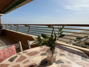 A balcony or terrace at Apto. Tobago, vistas y urbanización de ensueño