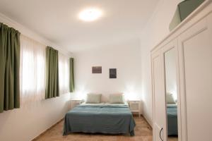 een slaapkamer met een bed en een raam bij Wohnung Buganvilla in Agüimes