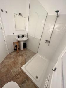 een badkamer met een douche en een wastafel bij Wohnung Buganvilla in Agüimes