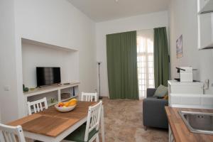 cocina y sala de estar con mesa y sofá en Cardón, en Agüimes