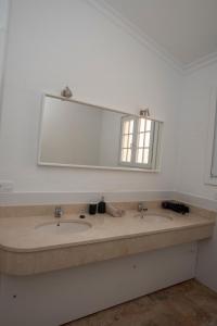baño con 2 lavabos y espejo grande en Cardón, en Agüimes