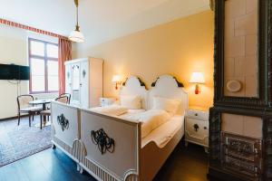 ein Schlafzimmer mit einem großen weißen Bett in einem Zimmer in der Unterkunft Ferienwohnung Alt Görlitz in Görlitz