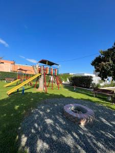 um parque infantil com um escorrega e uma estrutura de jogos em Arco do Sol Park Hotel em Camboriú