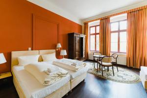 a bedroom with a large bed and a table at Ferienwohnung Alt Görlitz in Görlitz